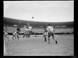 Fotografia "Esporte - Futebol. Canto do Rio x Flamengo" ([Local n/d] , [Data n/d]) [negativo]. / Fotógrafo(a): Domingos.  -- ITEM-0003.