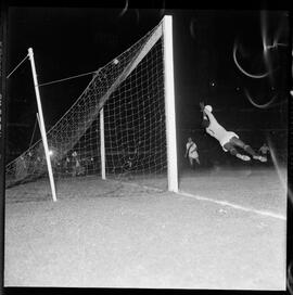 Fotografia "Futebol - Brasil x Paraguai" ([Local n/d] , [Data n/d]) [negativo]. / Fotógrafo(a): Equipe.  -- ITEM-0017.