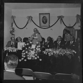 Fotografia "UNIÃO DOS SERVIDORES DO ESTADO DA GUANABARA' POSSE DA NOVA DIRETORIA DA USEG" ([Local n/d] , 1963) [negativo]. / Fotógrafo(a): Roberto.  -- ITEM-0001.