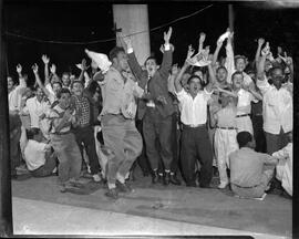 Fotografia "Manifestações populares pelo feito dos brasileiros no Chile" ([Local n/d] , [Data n/d]) [negativo]. / Fotógrafo(a): Jader Neves, Paulo e Ernani Contursi.  -- ITEM-0019.