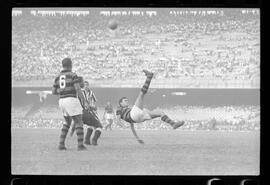 Fotografia "FUTEBOL = 'CAMPEONATO CARIOCA DE PROFISSIONAIS' Jogo Flamengo x Botafogo (3 x 1), America x Portuguesa (2 x 1), Madureira x Bangu (1 x 2), C. Grande x S. Cristovão (1 x 0) e C. Rio x Olaria (1 x 7), Reportagem de Esporte" ([Local n/d] , 1963) [negativo]. / Fotógrafo(a): Equipe.  -- ITEM-0296.