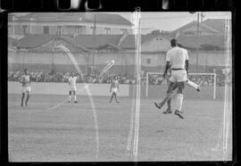 Fotografia "Campeonato Carioca de Profissionais de 63 (1° Turno) Esporte - jogo Fluminense (1 x 0) Bonsucesso" ([Local n/d] , 1963) [negativo]. / Fotógrafo(a): Democrito.  -- ITEM-0030.