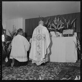 Fotografia "Solenidade religiosa no Colégio São Francisco, com Dr. Bocayuva" ([Local n/d] , [Data n/d]) [negativo]. / Fotógrafo(a): Adir Méra.  -- ITEM-0012.