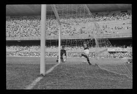 Fotografia "FUTEBOL = 'CAMPEONATO CARIOCA DE PROFISSIONAIS' Jogo Flamengo x Botafogo (3 x 1), America x Portuguesa (2 x 1), Madureira x Bangu (1 x 2), C. Grande x S. Cristovão (1 x 0) e C. Rio x Olaria (1 x 7), Reportagem de Esporte" ([Local n/d] , 1963) [negativo]. / Fotógrafo(a): Equipe.  -- ITEM-0280.