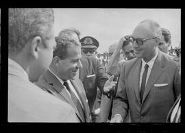 Fotografia "Jango em Recife; Jango Goulart em Recife. sendo recebido pelo Governador Miguel Arraes no Aeroporto do Estado.)" ([Local n/d] , 1963) [negativo]. / Fotógrafo(a): Sucursal.  -- ITEM-0042.