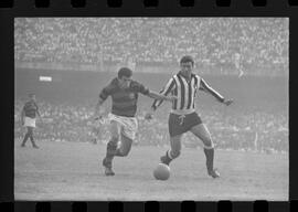 Fotografia "FUTEBOL = 'CAMPEONATO CARIOCA DE PROFISSIONAIS' Jogo Flamengo x Botafogo (3 x 1), America x Portuguesa (2 x 1), Madureira x Bangu (1 x 2), C. Grande x S. Cristovão (1 x 0) e C. Rio x Olaria (1 x 7), Reportagem de Esporte" ([Local n/d] , 1963) [negativo]. / Fotógrafo(a): Equipe.  -- ITEM-0263.