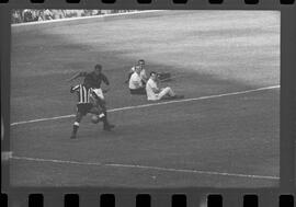 Fotografia "FUTEBOL = 'CAMPEONATO CARIOCA DE PROFISSIONAIS' Jogo Flamengo x Botafogo (3 x 1), America x Portuguesa (2 x 1), Madureira x Bangu (1 x 2), C. Grande x S. Cristovão (1 x 0) e C. Rio x Olaria (1 x 7), Reportagem de Esporte" ([Local n/d] , 1963) [negativo]. / Fotógrafo(a): Equipe.  -- ITEM-0083.