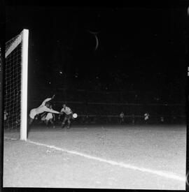 Fotografia "Futebol - Brasil x Paraguai" ([Local n/d] , [Data n/d]) [negativo]. / Fotógrafo(a): Equipe.  -- ITEM-0018.