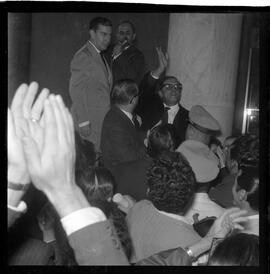 Fotografia "Carlos Lacerda - chegando de Porto Alegre; Chegada de Carlos Lacerda, Reportagem de Caban" ([Local n/d] , 1963) [negativo]. / Fotógrafo(a): Ribeiro.  -- ITEM-0009.