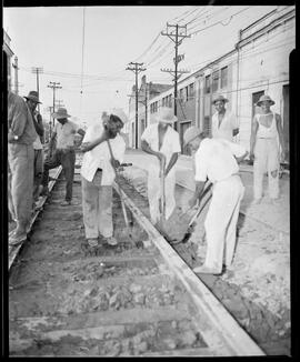 Fotografia "Reportagem sobre trabalhadores na estrada de ferro Central do Brasil" ([Local n/d] , [Data n/d]) [negativo]. / Fotógrafo(a): Jankiel.  -- ITEM-0006.