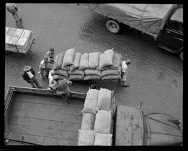 Fotografia "Mercado Municipal, Reportagem Geral" ([Local n/d] , [Data n/d]) [negativo]. / Fotógrafo(a): Equipe.  -- ITEM-0008.