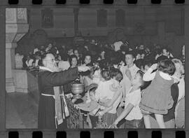 Fotografia "IGREJA SÃO SEBASTIÃO' Benção na Igreja dos Capuchinhos" ([Local n/d] , 1963) [negativo]. / Fotógrafo(a): Adyr Vieira.  -- ITEM-0006.