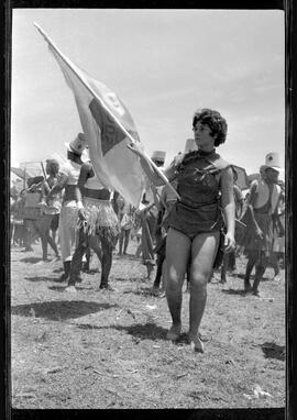 Fotografia "Banho a fantasia em Ramos e homenagem a Última Hora na Ilha do Governador" ([Local n/d] , [Data n/d]) [negativo]. / Fotógrafo(a): Rodo.  -- ITEM-0027.