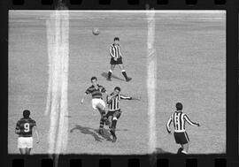 Fotografia "FUTEBOL = 'CAMPEONATO CARIOCA DE PROFISSIONAIS' Jogo Flamengo x Botafogo (3 x 1), America x Portuguesa (2 x 1), Madureira x Bangu (1 x 2), C. Grande x S. Cristovão (1 x 0) e C. Rio x Olaria (1 x 7), Reportagem de Esporte" ([Local n/d] , 1963) [negativo]. / Fotógrafo(a): Equipe.  -- ITEM-0075.