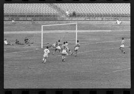 Fotografia "CAMPEONATO CARIOCA DE PROFISSIONAIS DE 1963' (1º Turno) Jogo Bangú x S. Cristovão (3 x 0)" ([Local n/d] , 1963) [negativo]. / Fotógrafo(a): Rodolfo.  -- ITEM-0020.