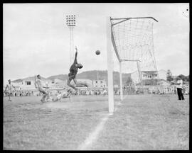 Fotografia "Futebol - Jogos diversos de domingo dia 30/12/1951" ([Local n/d] , 1951) [negativo]. / Fotógrafo(a): [Autoria n/d].  -- ITEM-0041.