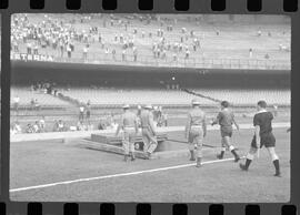 Fotografia "FLUMINENSE X BONSUCESSO; 'CAPEONATO [CAMPEONATO] CARIOCA DE FUTEBOL PROFISSIONAIS' Jogo no Maracanã - Fluminense x Bonsucesso (3x0), sendo que este jogo foi anulado devido a irregularidade havida), Reportagem de Esporte" ([Local n/d] , 1963) [negativo]. / Fotógrafo(a): Demócrito; Ribeiro.  -- ITEM-0076.