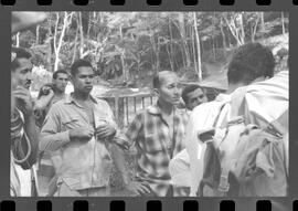 Fotografia "DESAPARECIMENTO DO MÉDICO NO PICO DE PAPAGAIO Família perdida na mata (Dr. Newto Batista dos Santos, que estava desaparecido com seus filhos Caio Cesar e Lia Lucia no Pico de Papagaio)" ([Local n/d] , 1963) [negativo]. / Fotógrafo(a): Adyr; Rodolpho.  -- ITEM-0020.