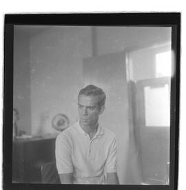 Fotografia "Zona Norte: Prisão de 'Transviados'; JUVENTUDE TRANSVIADA DO MEYER PRESO O ' REI DA MACONHA MISTO DE FUNCIONARIO PUBLICO- ADIR ASSIS OU ADACIE ASSIS, Reportagem de Amado Ribeiro" ([Local n/d] , 1962) [negativo]. / Fotógrafo(a): Luiz Santos.  -- ITEM-0001.
