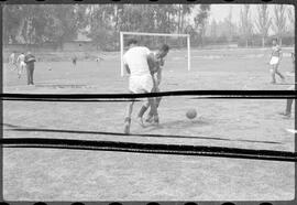 Fotografia "Futebol, treino do Selecionado Brasileiro no Chile" ([Local n/d] , [Data n/d]) [negativo]. / Fotógrafo(a): [Autoria n/d].  -- ITEM-0036.