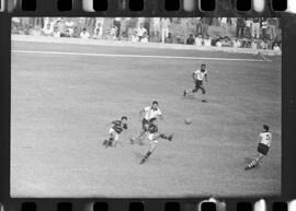 Fotografia "CAPEONATO [CAMPEONATO] CARIOCA DE 1963' (PROFISSIONAIS) (1º Turno) Jogo Famengo [Flamengo] x Campo Grande (5 x 0); Jogo Flamengo e Campo Grande, Reportagem de Esporte" ([Local n/d] , 1963) [negativo]. / Fotógrafo(a): Ribeiro; Demócrito.  -- ITEM-0101.