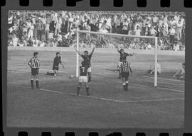 Fotografia "FUTEBOL = 'CAMPEONATO CARIOCA DE PROFISSIONAIS' Jogo Flamengo x Botafogo (3 x 1), America x Portuguesa (2 x 1), Madureira x Bangu (1 x 2), C. Grande x S. Cristovão (1 x 0) e C. Rio x Olaria (1 x 7), Reportagem de Esporte" ([Local n/d] , 1963) [negativo]. / Fotógrafo(a): Equipe.  -- ITEM-0238.