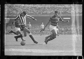 Fotografia "FUTEBOL = 'CAMPEONATO CARIOCA DE PROFISSIONAIS' Jogo Flamengo x Botafogo (3 x 1), America x Portuguesa (2 x 1), Madureira x Bangu (1 x 2), C. Grande x S. Cristovão (1 x 0) e C. Rio x Olaria (1 x 7), Reportagem de Esporte" ([Local n/d] , 1963) [negativo]. / Fotógrafo(a): Equipe.  -- ITEM-0121.