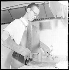 Fotografia "Reportagem sobre homens que trabalham arriscando vidas" ([Local n/d] , [Data n/d]) [negativo]. / Fotógrafo(a): [Autoria n/d].  -- ITEM-0002.