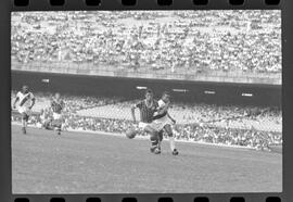 Fotografia "Jogos Campeonato Carioca; 'CAMPEONATO CARIOCA DE 1963' de PROFISSIONAIS (1º Turno) Jogos Vasco x Fluminense (3 x 1) Botafogo x Canto do Rio (3 x 0) America x Madureira (5 x 2) e Olaria x Portuguesa, Reportagem de Esporte" ([Local n/d] , 1963) [negativo]. / Fotógrafo(a): Equipe.  -- ITEM-0259.