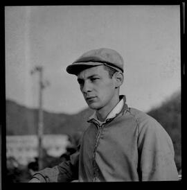 Fotografia "TURFE' Rep. c/ de Turf, no Hipódromo da Gávea (Com tratadores e jóqueis, destacando-se o treinador Justiano Mesquita), Reportagem de Wilson Nascimento" ([Local n/d] , 1963) [negativo]. / Fotógrafo(a): Diniz.  -- ITEM-0001.