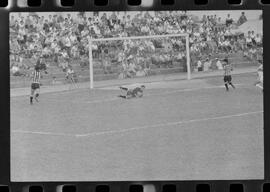 Fotografia "Campeonato Carioca de Profissionais de 63 (1° Turno) Esporte - jogo Fluminense (1 x 0) Bonsucesso" ([Local n/d] , 1963) [negativo]. / Fotógrafo(a): Democrito.  -- ITEM-0105.