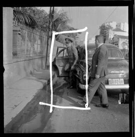 Fotografia "Helio Fernandes na P.E. (Chegada dos advogados, Prado Keli e Prudente de Morais Neto e o presidente do inquérito militar o Gal. Crisanto Figueiredo de Miranda" ([Local n/d] , 1963) [negativo]. / Fotógrafo(a): Rodolfo.  -- ITEM-0007.