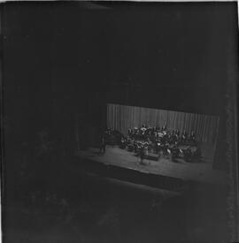 Fotografia "TEATRO MUNICIPAL' 'Noite de Lamartine Babo' no Teatro Municipal, Reportagem de Eli" ([Local n/d] , 1963) [negativo]. / Fotógrafo(a): Roberto.  -- ITEM-0004.