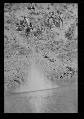 Fotografia "Manobras em Ribeirão das Lages (Paraquedistas: Sobrevivência na Selva operação); 'PARAQUEDISTAS' PARAQUEDISTAS em manobra em Ribeirão das Lages" ([Local n/d] , 1963) [negativo]. / Fotógrafo(a): Méra; Caban.  -- ITEM-0011.