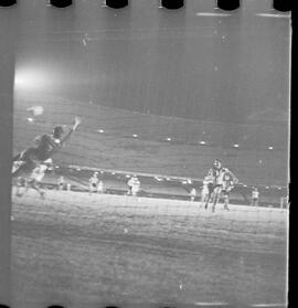 Fotografia "FUTEBOL = Jôgo [Jogo]: BOTAFOGO X OLARIA" ([Local n/d] , 1961) [negativo]. / Fotógrafo(a): Equipe.  -- ITEM-0018.