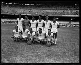 Fotografia "Futebol - equipe do Bangú (1952), Reportagem Geral" ([Local n/d] , 1952) [negativo]. / Fotógrafo(a): Equipe.  -- ITEM-0002.