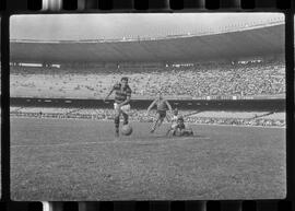 Fotografia "CAPEONATO [CAMPEONATO] CARIOCA DE 1963' (PROFISSIONAIS) (1º Turno) Jogo Famengo [Flamengo] x Campo Grande (5 x 0); Jogo Flamengo e Campo Grande, Reportagem de Esporte" ([Local n/d] , 1963) [negativo]. / Fotógrafo(a): Ribeiro; Demócrito.  -- ITEM-0002.