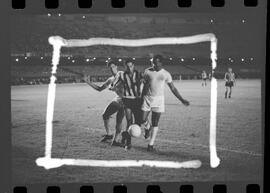 Fotografia "Futebol; 'FUTEBOL = LIBERTADORES DAS AMÉRICAS' Botafogo x Alianza de Lima (2 x 1) (Fases do jogo realizado no Maracanã)" ([Local n/d] , 1963) [negativo]. / Fotógrafo(a): Demócrito.  -- ITEM-0015.