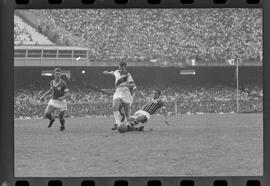 Fotografia "Jogos Campeonato Carioca; 'CAMPEONATO CARIOCA DE 1963' de PROFISSIONAIS (1º Turno) Jogos Vasco x Fluminense (3 x 1) Botafogo x Canto do Rio (3 x 0) America x Madureira (5 x 2) e Olaria x Portuguesa, Reportagem de Esporte" ([Local n/d] , 1963) [negativo]. / Fotógrafo(a): Equipe.  -- ITEM-0018.