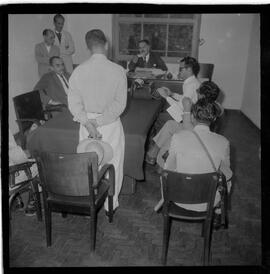 Fotografia "Rebelião dos Lavradores que ocupam Terras em Capivari' Padre Anibal, depondo no Forum de Caxias - caso de Capivari, Reportagem de Broxado" ([Local n/d] , 1963) [negativo]. / Fotógrafo(a): Ferreira.  -- ITEM-0001.