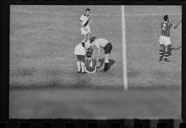 Fotografia "Jogos Campeonato Carioca; 'CAMPEONATO CARIOCA DE 1963' de PROFISSIONAIS (1º Turno) Jogos Vasco x Fluminense (3 x 1) Botafogo x Canto do Rio (3 x 0) America x Madureira (5 x 2) e Olaria x Portuguesa, Reportagem de Esporte" ([Local n/d] , 1963) [negativo]. / Fotógrafo(a): Equipe.  -- ITEM-0100.