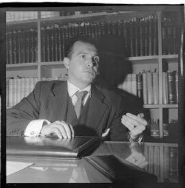 Fotografia "Ent. c/ Laercio Pelegrini (Caso Mata-Mendigo) c/ Oscar; 'ENTREVISTAS UH' Entrevista com Laércio Pelegrini" ([Local n/d] , 1963) [negativo]. / Fotógrafo(a): Méra.  -- ITEM-0001.