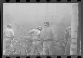 Fotografia "INCÊNDIOS' 'TELEVISÃO CONTINENTAL' INCÊNDIO NA TV CONTINENTAL (No Departamento do contra regras), Reportagem de Paulo Cordeiro" ([Local n/d] , 1963) [negativo]. / Fotógrafo(a): Luiz Santos.  -- ITEM-0004.