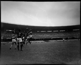 Fotografia "Futebol - Jogos diversos de domingo dia 30/12/1951" ([Local n/d] , 1951) [negativo]. / Fotógrafo(a): [Autoria n/d].  -- ITEM-0042.