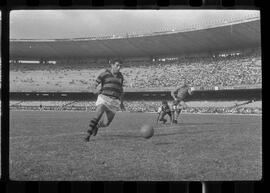 Fotografia "CAPEONATO [CAMPEONATO] CARIOCA DE 1963' (PROFISSIONAIS) (1º Turno) Jogo Famengo [Flamengo] x Campo Grande (5 x 0); Jogo Flamengo e Campo Grande, Reportagem de Esporte" ([Local n/d] , 1963) [negativo]. / Fotógrafo(a): Ribeiro; Demócrito.  -- ITEM-0003.