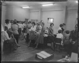 Fotografia "Recepcionistas na redação de Última Hora" ([Local n/d] , [Data n/d]) [negativo]. / Fotógrafo(a): Estrela e Álvaro.  -- ITEM-0001.