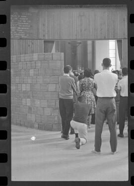 Fotografia "Concentração do Vasco da Gama e Fluminense, Reportagem de Esporte" ([Local n/d] , 1963) [negativo]. / Fotógrafo(a): Demócrito.  -- ITEM-0005.