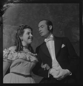 Fotografia "Teatro - Cenas de peças ('Cena Rega'), Reportagem Geral" ([Local n/d] , [Data n/d]) [negativo]. / Fotógrafo(a): Jean Manzon.  -- ITEM-0081.