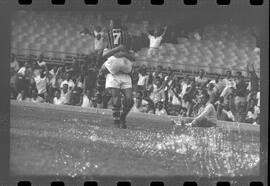 Fotografia "Jogos Campeonato Carioca; 'CAMPEONATO CARIOCA DE 1963' de PROFISSIONAIS (1º Turno) Jogos Vasco x Fluminense (3 x 1) Botafogo x Canto do Rio (3 x 0) America x Madureira (5 x 2) e Olaria x Portuguesa, Reportagem de Esporte" ([Local n/d] , 1963) [negativo]. / Fotógrafo(a): Equipe.  -- ITEM-0030.