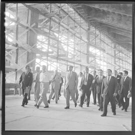 Fotografia "Visita do Lacerda ao Estádio do Maracanã c/ Antonio Carlos; LACERDA.. Carlos - visita Mstadio do Maracanã - para ver ver as obras - que foram iniciadas com Sete Camaras" ([Local n/d] , 1961) [negativo]. / Fotógrafo(a): Ribeiro.  -- ITEM-0012.